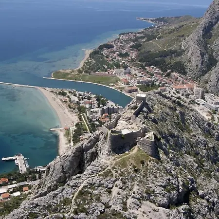 Apartment In With Sea View, Terrace, Air Conditioning, Wi-fi Duće